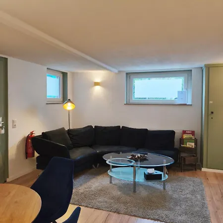 Stadtnaher Heller Souterrain Apartman